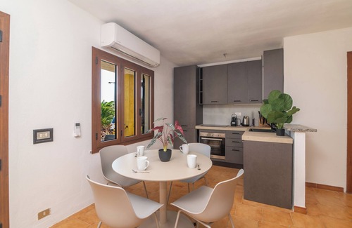 San Teodoro House | Holiday Home 'Rosmar' with Shared Garden and Air Conditioning