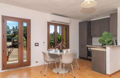 San Teodoro House | Holiday Home 'Rosmar' with Shared Garden and Air Conditioning