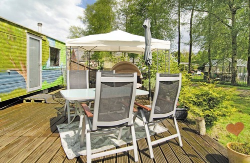 Detern House | Holiday Home 'Süßes Häuschen Am See' with Private Terrace and Private Garden