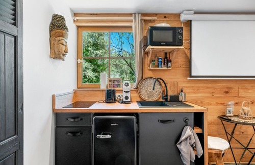 Toulon House | Holiday Home 'Samadhi' with Mountain View, Wi-Fi and Air Conditioning
