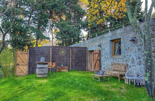Toulon House | Holiday Home 'Samadhi' with Mountain View, Wi-Fi and Air Conditioning