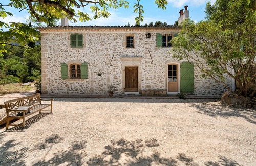 Toulon House | Holiday Home 'Samadhi' with Mountain View, Wi-Fi and Air Conditioning