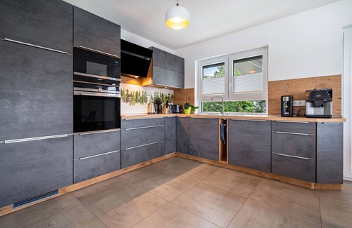 Gross Nemerow House | Holiday Home 'Seeglück 1 Am Tollensesee' with Lake View, Private Terrace and Wi-Fi