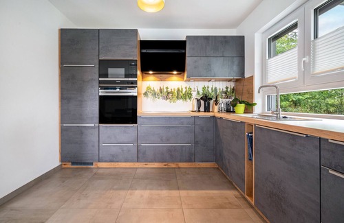 Gross Nemerow House | Holiday Home 'Seeglück 1 Am Tollensesee' with Lake View, Private Terrace and Wi-Fi