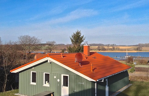 Sieseby House | Holiday Home 'Skipper-Lodge West' with Sea View, Private Terrace and Wi-Fi