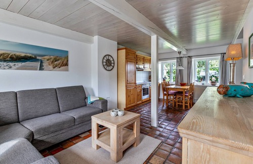 Alkersum House | Holiday Home 'Skriiwers Hüüs' with Private Terrace and Wi-Fi