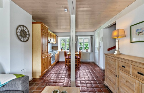 Alkersum House | Holiday Home 'Skriiwers Hüüs' with Private Terrace and Wi-Fi
