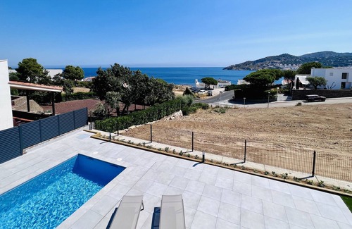 Port de la Selva Villa | Holiday Home Villa Perabeua with Pool, Garden & Wi-Fi