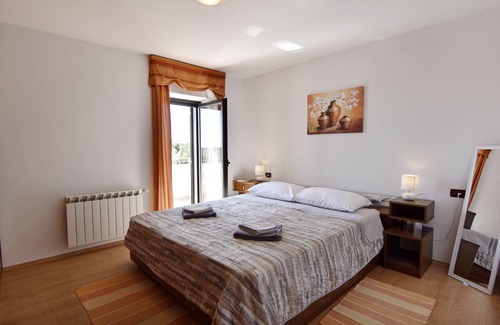 Radini House | Holiday home with a fenced garden, terrace, air conditioning and parking space near Umag