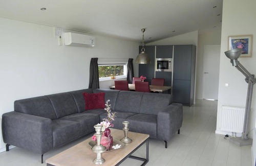 Bemelen House | Holiday Home With gas Fireplace & Bath