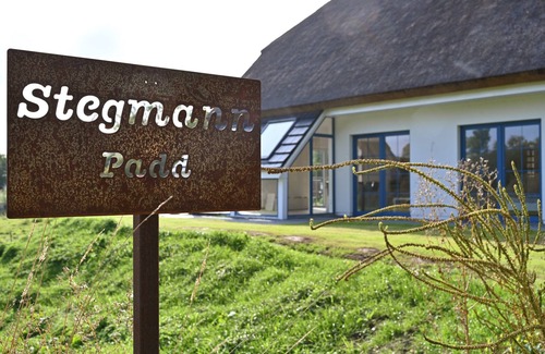 Puddemin House | Holiday home with thatched roof, large property and private road to the port