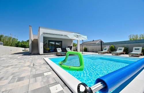 Privlaka House | Holiday house Sara with heated pool