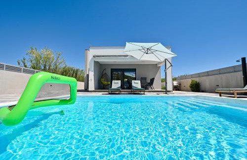 Privlaka House | Holiday house Sara with heated pool