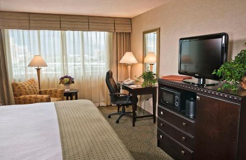 Eisenhower East Hotel | Holiday Inn Alexandria at Carlyle by IHG