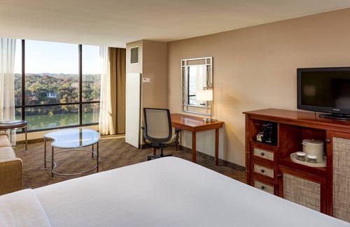 Rainey Street Historic District Hotel | Holiday Inn Austin -Town Lake by IHG