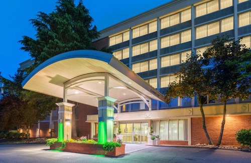 Charlottesville Hotel | Holiday Inn Express & Suites Charlottesville by IHG