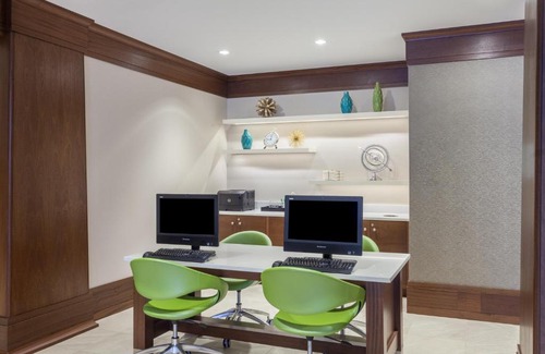 Charlottesville Hotel | Holiday Inn Express & Suites Charlottesville by IHG