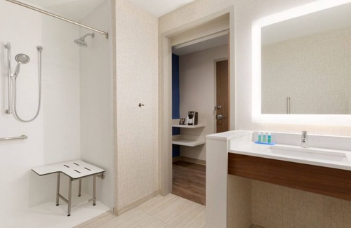 Roselawn Finance Hotel | Holiday Inn Express and Suites-Cincinnati NE - Red Bank Road by IHG