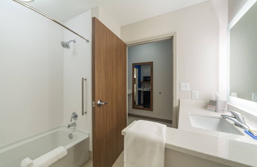 San Marcos Hotel | Holiday Inn Express and Suites San Marcos South by IHG