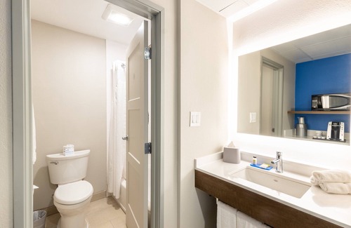 Southwest Anaheim Hotel | Holiday Inn Express Anaheim West by IHG