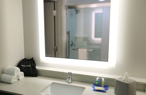 Biloxi Hotel | Holiday Inn Express Biloxi - Beach Blvd by IHG