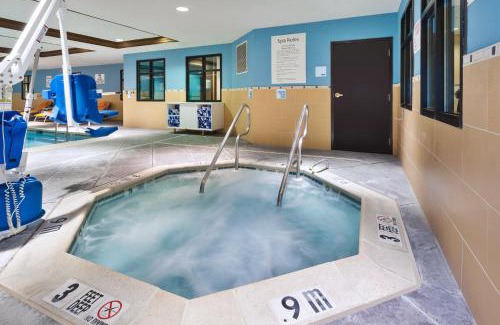 Warminster Hotel | Holiday Inn Express Hotel & Suites Warminster-Horsham by IHG