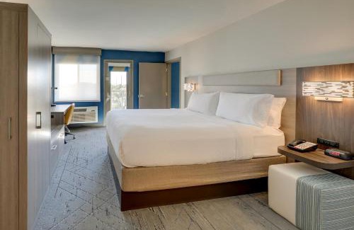 Branson Theater District Hotel | Holiday Inn Express Hotel & Suites Branson 76 Central by IHG