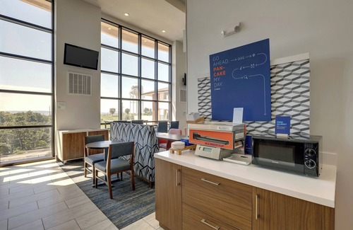 Branson Hotel | Holiday Inn Express Hotel & Suites Branson 76 Central by IHG