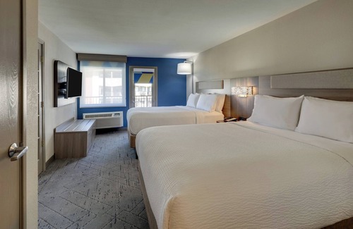Branson Hotel | Holiday Inn Express Hotel & Suites Branson 76 Central by IHG