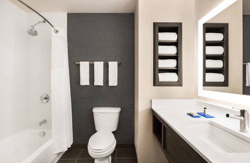 Dupont Hotel | Holiday Inn Express Hotel & Suites Denver Airport by IHG