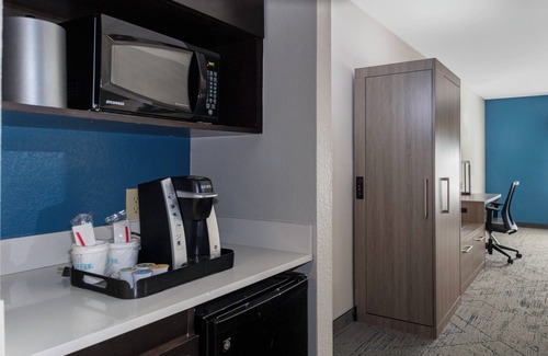 Florence Hotel | Holiday Inn Express Hotel & Suites FLORENCE NORTHEAST by IHG