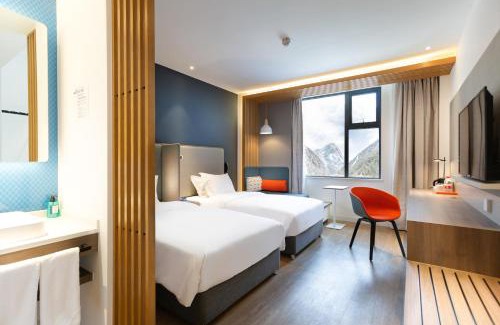 Jiuzhaigou Hotel | Holiday Inn Express Jiuzhaigou,Only 600 Meters to Jiuzhaigou Park by IHG