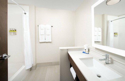 Knoxville Hotel | Holiday Inn Express Knoxville-Strawberry Plains by IHG
