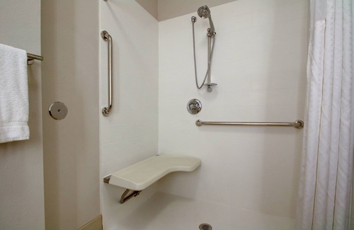 Brown Deer Hotel | Holiday Inn Express Milwaukee North Brown Deer/Mequon by IHG