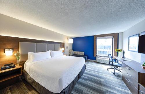Downtown Nashville Hotel | Holiday Inn Express Nashville-Downtown - Broadway by IHG