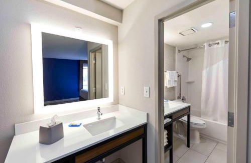 Downtown Nashville Hotel | Holiday Inn Express Nashville-Downtown - Broadway by IHG