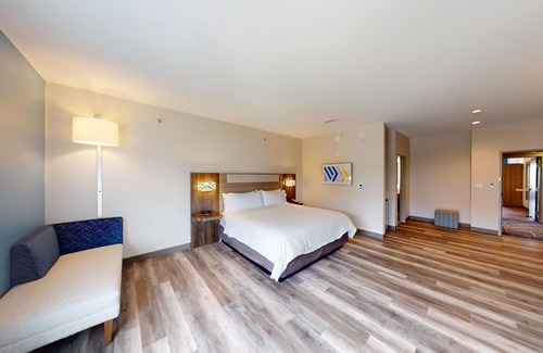Schaumburg Hotel | Holiday Inn Express & Suites Chicago Schaumburg by IHG