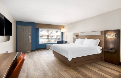 Simi Valley Hotel | Holiday Inn Express Simi Valley by IHG