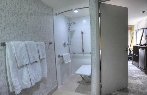 Northeast Mississauga Hotel | Holiday Inn Express & Suites Toronto Airport West by IHG