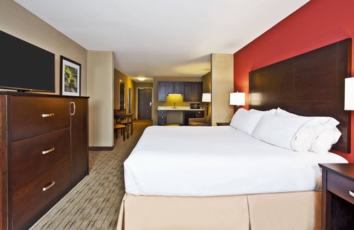 Springfield Hotel | Holiday Inn Express & Suites Springfield - Dayton Area by IHG
