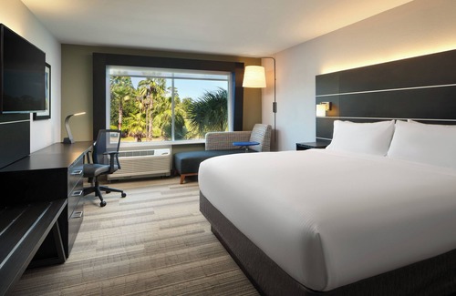 Brunswick Hotel | Holiday Inn Express & Suites Brunswick by IHG