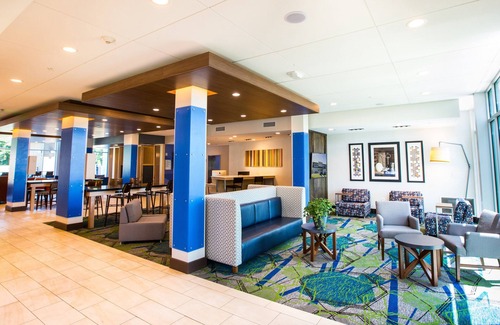 Greenwood Hotel | Holiday Inn Express & Suites Greenwood Mall by IHG