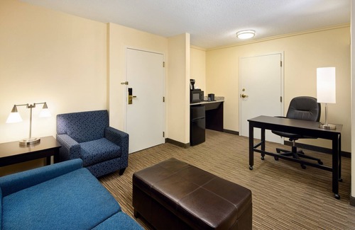 Alpharetta Hotel | Holiday Inn Express & Suites Alpharetta - Windward Parkway by IHG