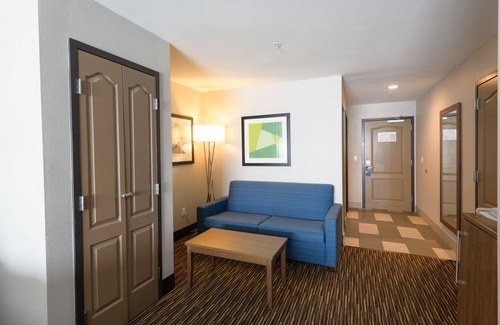 Jamestown Hotel | Holiday Inn Express & Suites Jamestown by IHG