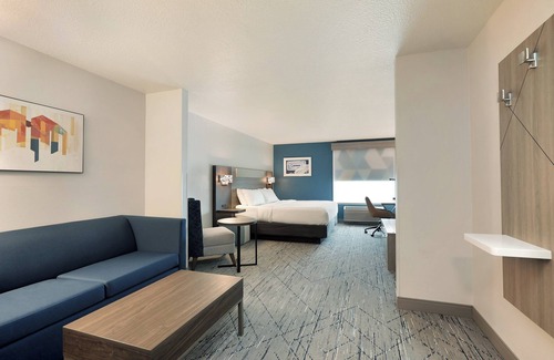 New Berlin Hotel | Holiday Inn Express & Suites New Berlin by IHG