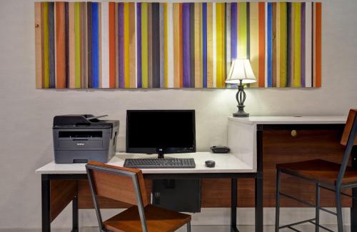 East Texas Hotel | Holiday Inn Express & Suites Allentown-Dorney Park Area by IHG
