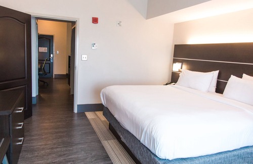 Columbia Hotel | Holiday Inn Express & Suites Columbia-Fort Jackson by IHG