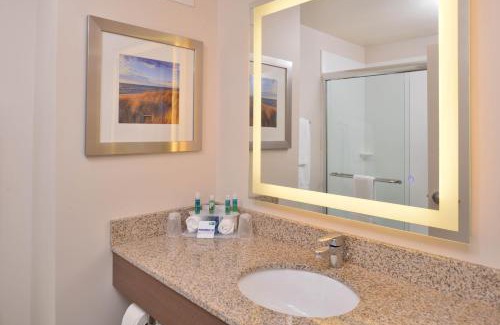 Dearborn Hotel | Holiday Inn Express & Suites Dearborn SW - Detroit Area by IHG