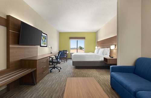 Akron Hotel | Holiday Inn Express & Suites Akron Regional Airport Area by IHG