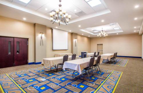 Newtonville Hotel | Holiday Inn Express & Suites - Albany Airport - Wolf Road by IHG